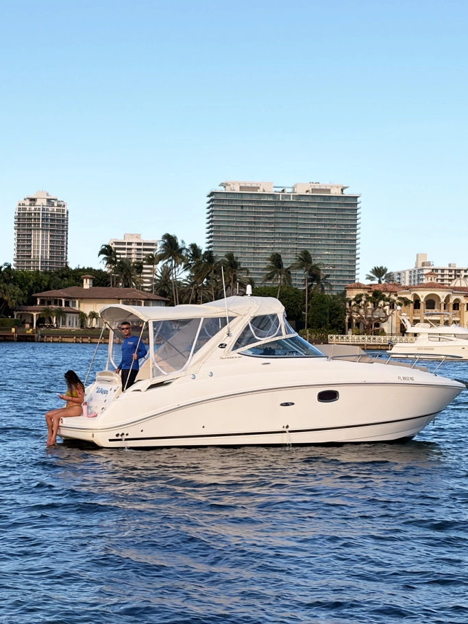 Beautiful 30' Boat in Haulover available for rental in Miami Beach, FL