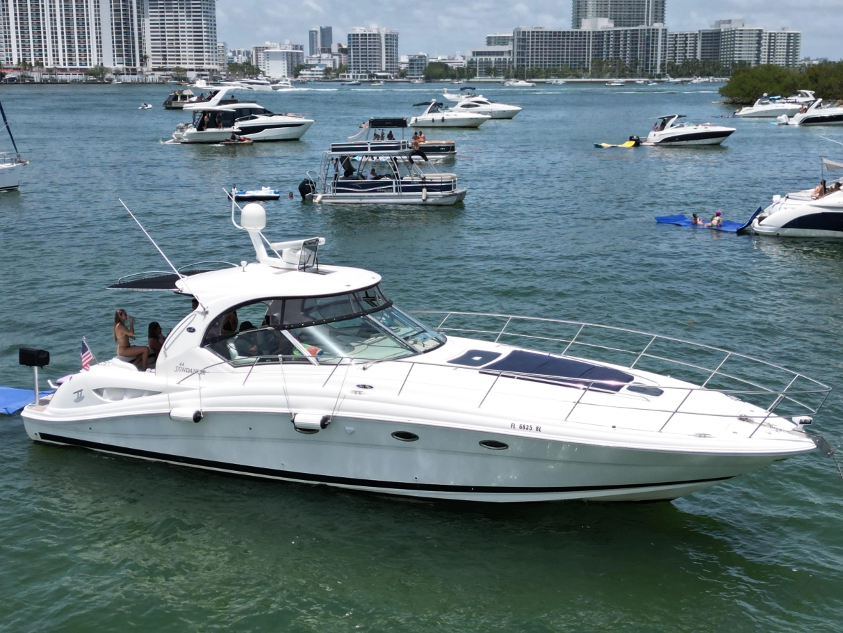 5⭐️ Sea Ray Sundancer 46 feet up to 13 people boat rental in Miami - similar boat